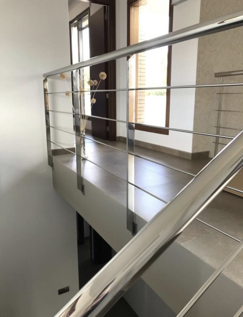 Barandilla interior inoxidable en distribuidor